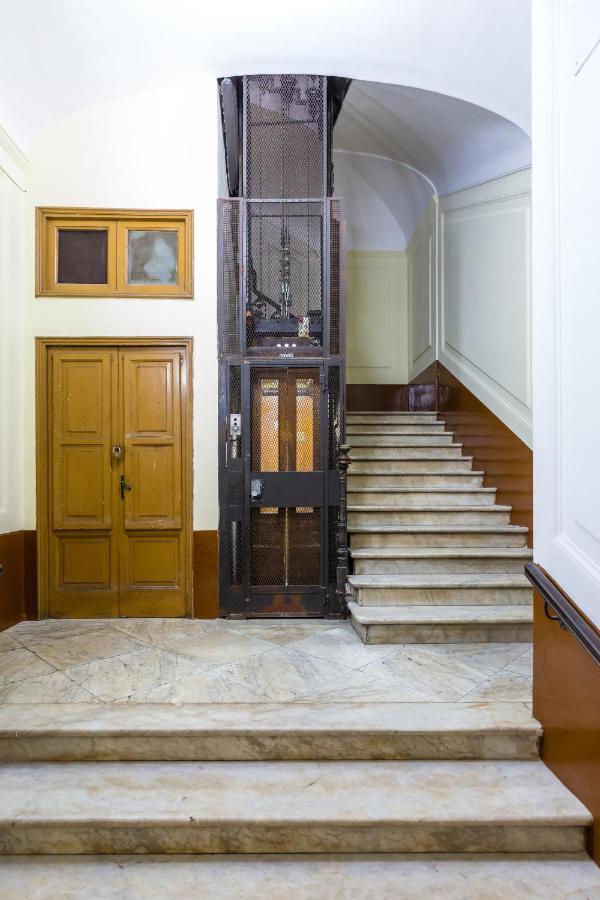 Rettifilo Family Apartment By Wonderful Italy Napoli Esterno foto